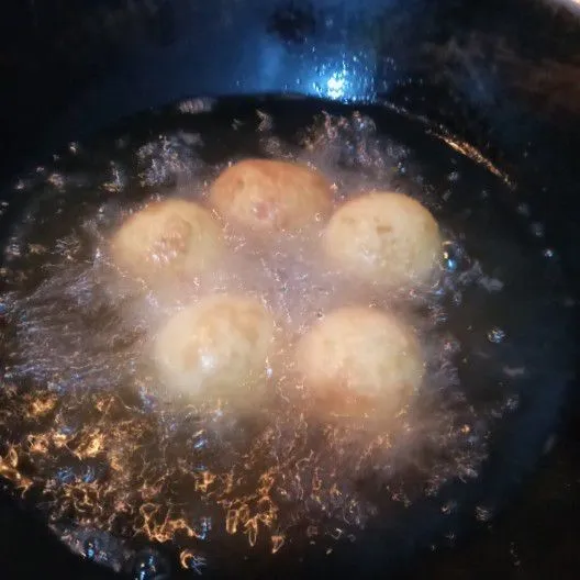 Panaskan wajan, beri minyak. Goreng kroket hingga kuning kecoklatan. Angkat, tiriskan dan sajikan.
