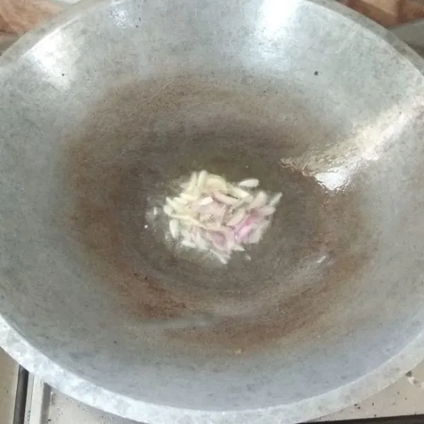 Panaskan minyak, tumis bawang merah dan bawang putih hingga harum.