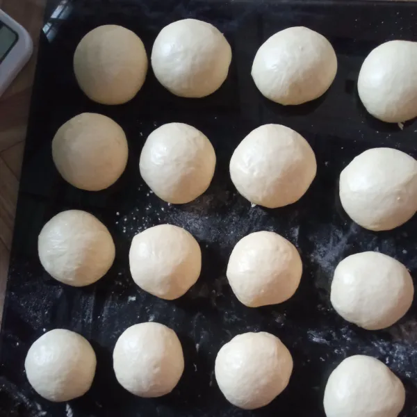 Bulatkan masing-masing bagian dough lalu istirahatkan selama ±20 menit. Alasi tiap adonan dengan papercup.