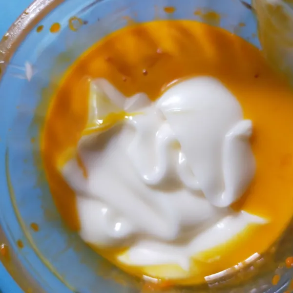Membuat saus mayonnaise : campur bubuk keju dengan air panas hingga larut, tambahkan mayonnaise dan kental manis putih. Aduk rata.
