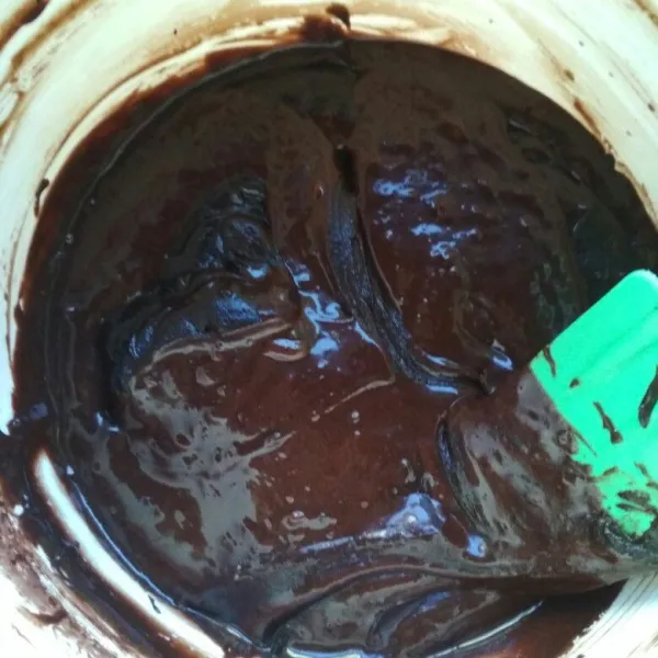 Tambahkan dark cooking chocolate, butter yang sudah ditim dan minyak sayur, aduk rata