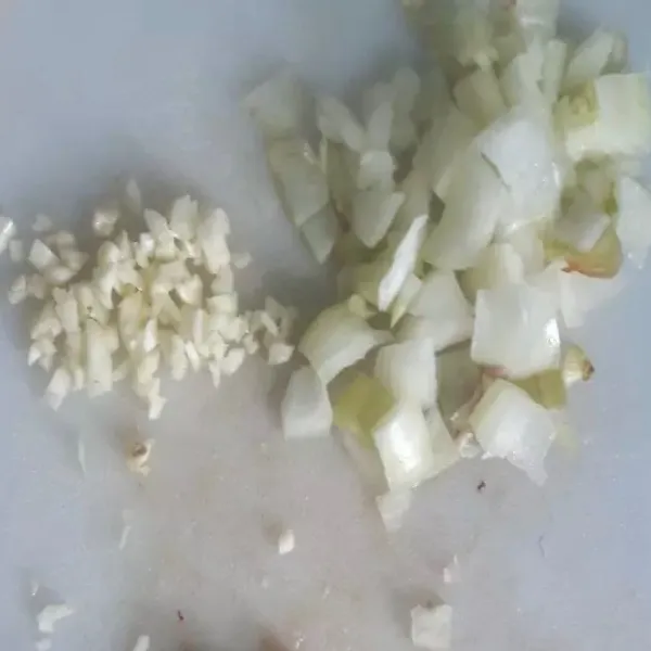Cincang bawang putih dan potong kotak - kotak bawang bombay
