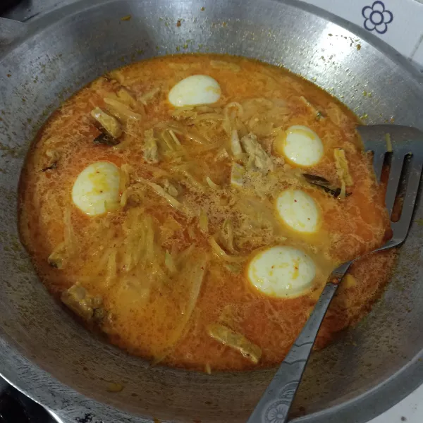 Bumbui gula, garam dan kaldu bubuk. Aduk rata, masak sampai matang.