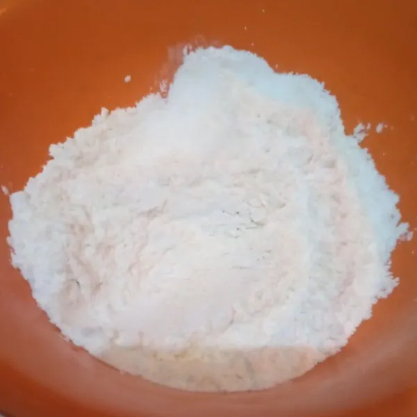 Dalam wadah, campur tepung terigu dan tepung tapioka. Aduk rata.