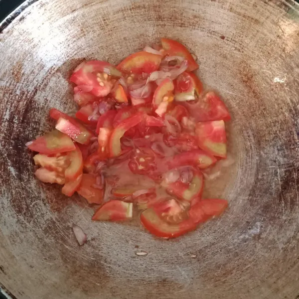Panaskan minyak goreng. Tumis tomat dan bawang merah sebentar. Aduk rata.