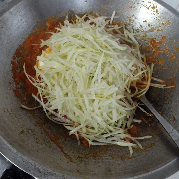 Masukkan pepaya serut.