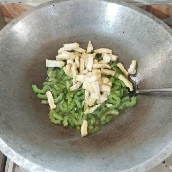 Masukkan tahu ke dalam wajan.