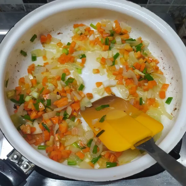 Masukkan wortel dan air lalu masak wortel ½ matang. Masukkan daun bawang tumis sebentar