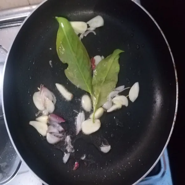 Tumis bawang merah, bawang putih dan daun salam