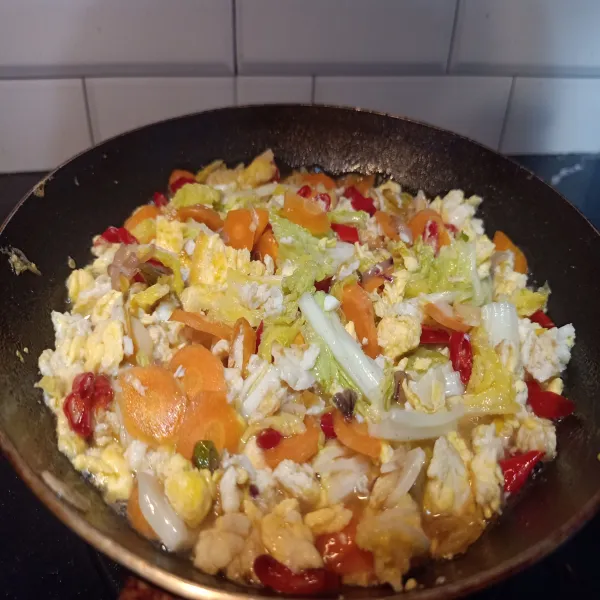 Jangan lupa tambahkan garam, penyedap rasa dan saus tiram, kemudian koreksi rasa dan orak arik sawi wortel telur siap untuk disajikan