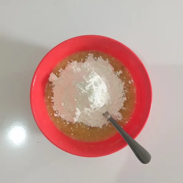Masukkan tepung terigu dan tepung kelapa, aduk rata.