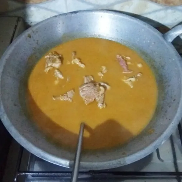 Masukkan daging sapi ke dalam wajan.