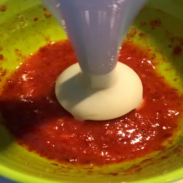 Blender strawberry dengan hand blender. Sisihkan