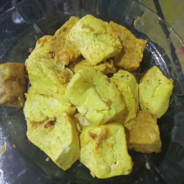 Jika rasa sudah pas dan bumbu sudah meresap dan tahu tempe matang, matikan api. Angkat/tiriskan tahu dan tempe. Siap digoreng atau disimpan di dalam freezer .