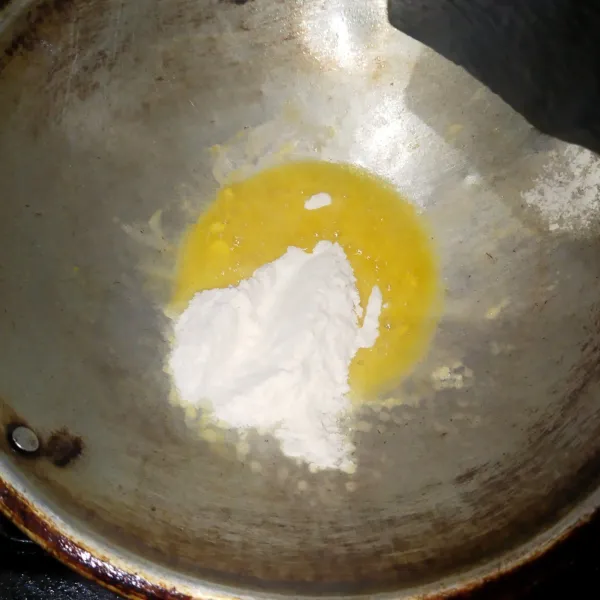 Tumis bawang putih dan margarin cukup hingga mencair. Masukkan tepung. Tumis dengan api kecil hingga tepung tidak berbau