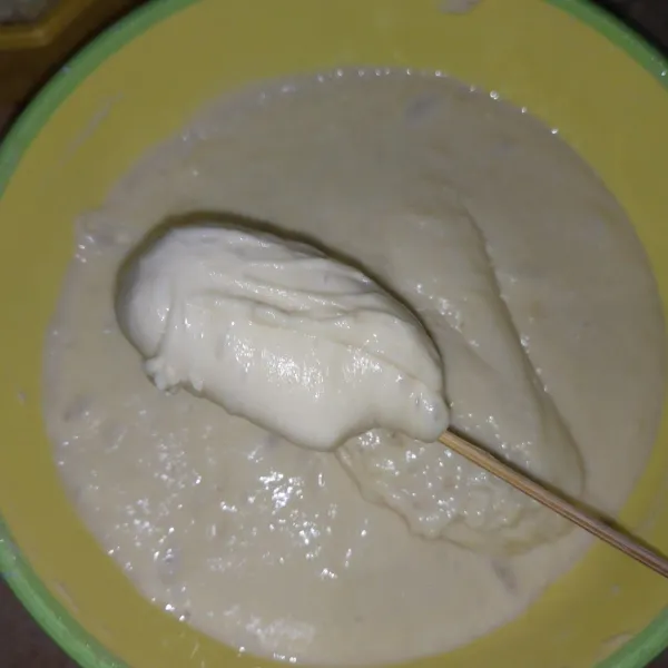 Balut mozzarella dengan adonan tepung lalu gulingkan kedalam potongan kentang, sambil ditekan agar kentang merekat.