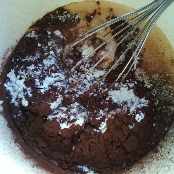 Tambahkan coklat bubuk dan tepung terigu sambil diayak