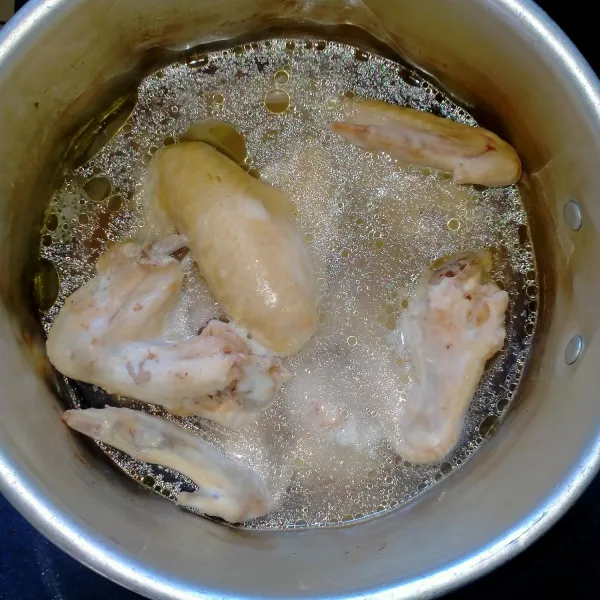 Cuci bersih daging ayam. Rebus hingga empuk.