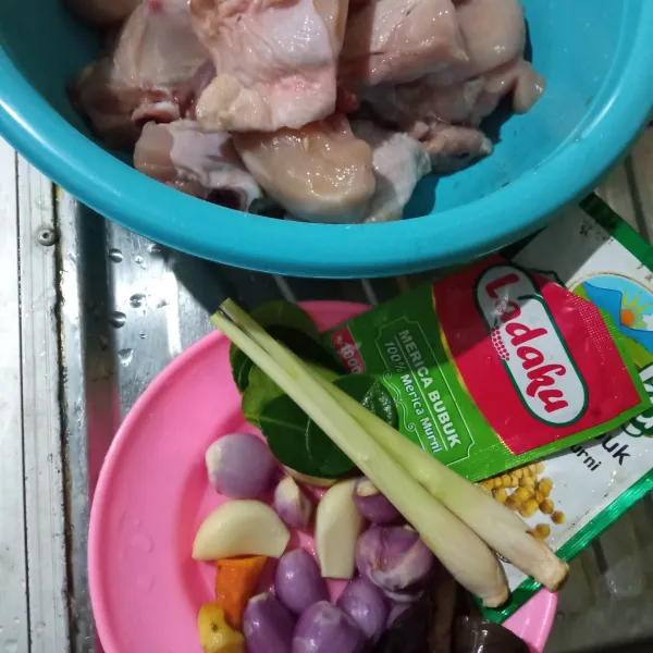 Siapkan bahan-bahannya, cuci bersih ayam dan beri perasan jeruk nipis, diamkan sebentar lalu bilas dan cuci bersih