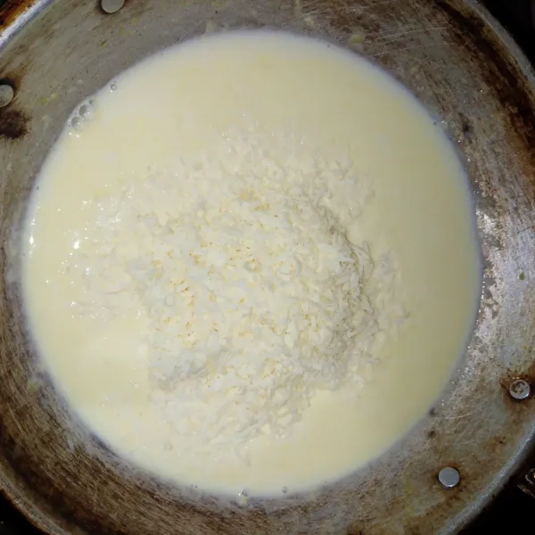 Tuang susu secara perlahan agar tidak bergumpal. Lalu masukkan sisa susu dan keju. Masak hingga mengental.