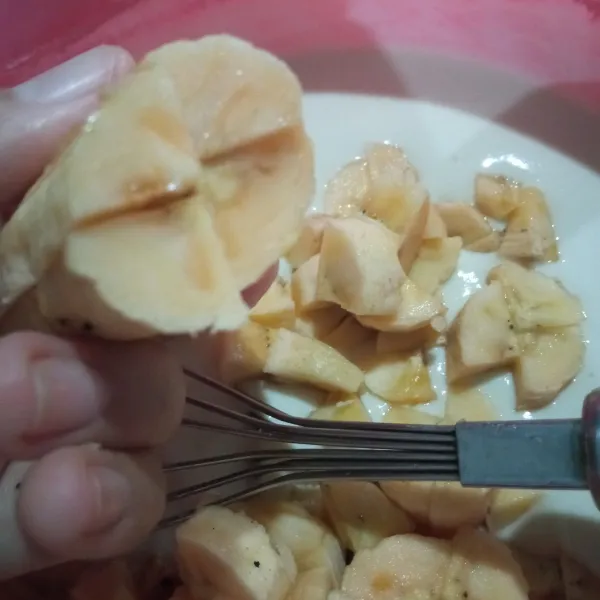 Kupas pisang, belah 4 lalu potong selebar ±½-1 cm.