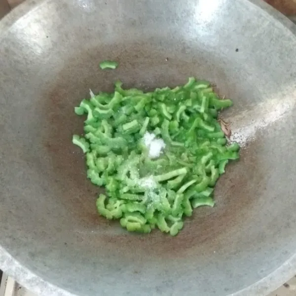 Masukkan pare ke dalam wajan.