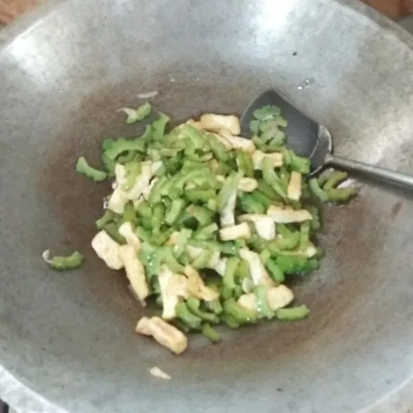 Aduk rata, koreksi lagi rasanya.