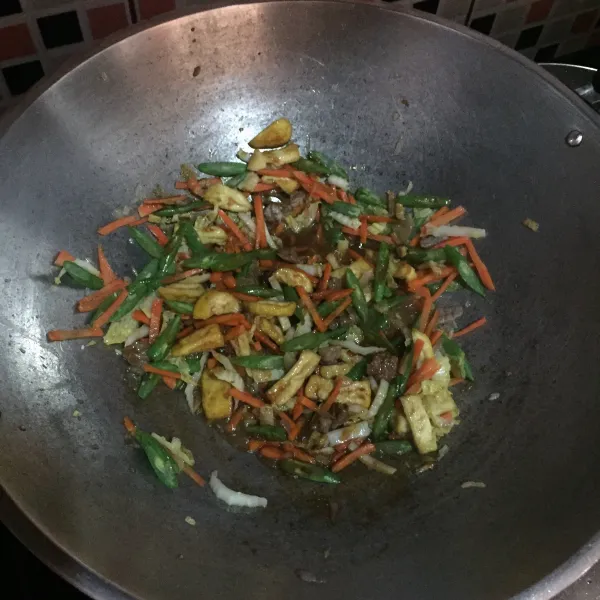 Masukkan wortel, buncis, dan sawi putih. Masak sampai sayuran layu, kemudian tambahkan saus tiram, garam, totole dan merica.