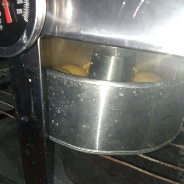 Panggang di dalam oven pada suhu 180°C selama 25-30 menit. Setelah roti matang, keluarkan roti dari oven, olesi permukaannya dengan margarin. Siap dinikmati.