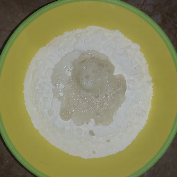 Buat biang : campurkan ragi, 1sdm gula, dan 50ml air. Biarkan hingga mengembang. Campurkan biang dan tepung, sisa gula dan air. Aduk hingga tercampur rata