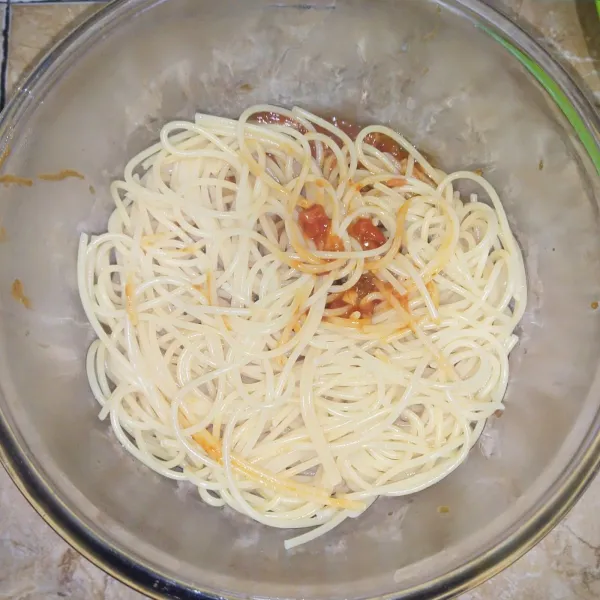 Campurkan spaghetti dan saus. Simpan di dalam wadah