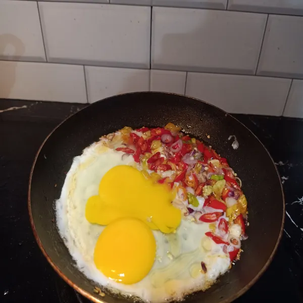 Sisihkan bahan yan g ditumis kemudian ceplok telur ayam, kemudian orak arik
