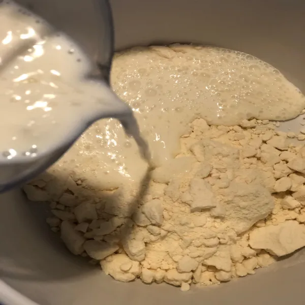 Campur whipped cream bubuk dengan susu UHT dingin
