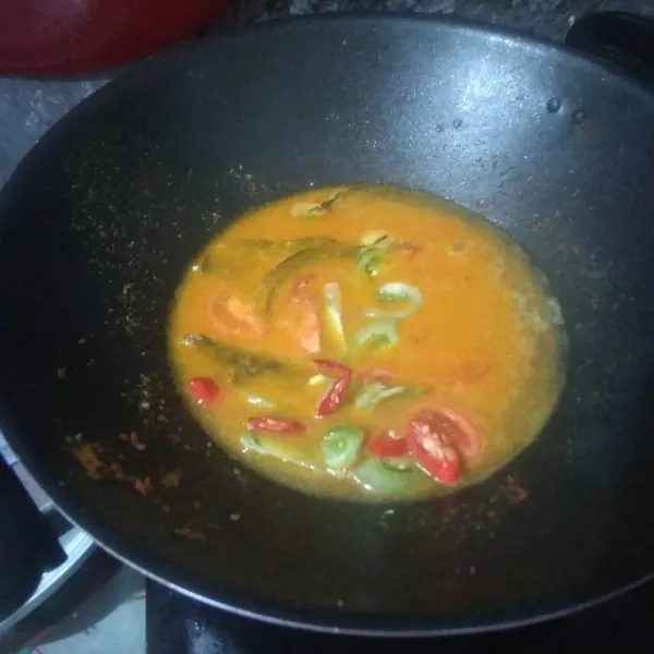 Bumbui dengan garam dan kaldu bubuk lalu masukkan irisan cabai dan tomat. Masak hingga layu.