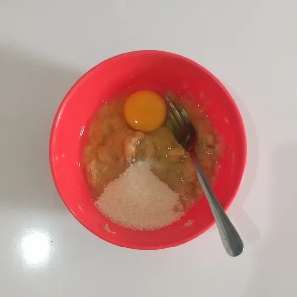 Masukkan telur, gula, garam dan vanilli, aduk rata.