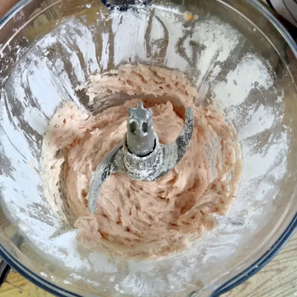 Masukkan tepung tapioka, garam, lada bubuk dan kaldu jamur, giling kembali hingga tercampur rata.