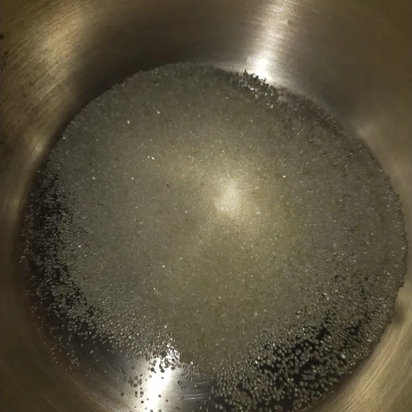 Masak gula pasir dengan air hingga gula larut. Matikan kompor.