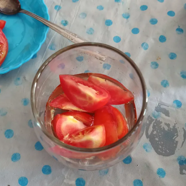 Masukkan potongan tomat dalam gelas