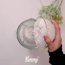 Siapkan blender, masukkan tepung terigu, garam, perisa pandan, dan santan kental.