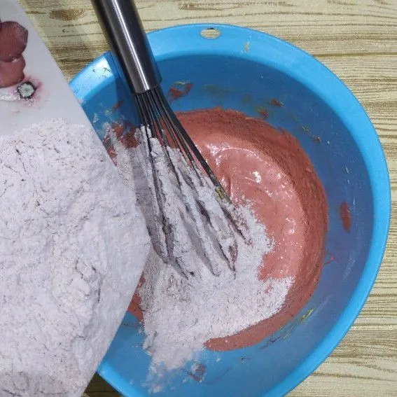 Masukkan tepung terigu yang sudah diayak dengan coklat bubuk dan baking powder. Aduk dengan spatula hingga tercampur rata.