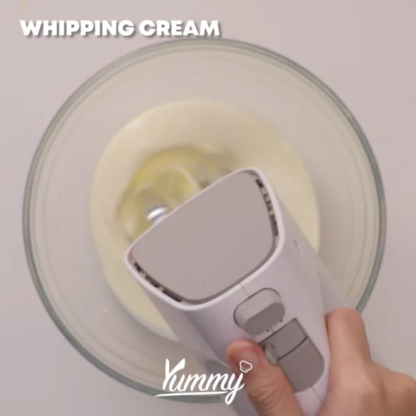 Kocok whipping cream hingga kaku dan mengembang dengan bantuan mixer. Sisihkan.