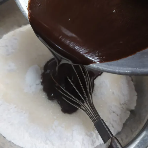 Dalam wadah besar, campur bahan kering tepung ketan, gula pasir, garam dan baking soda. Masukkan larutan coklat ke dalam campuran tepung ketan, aduk sampai tercampur rata.