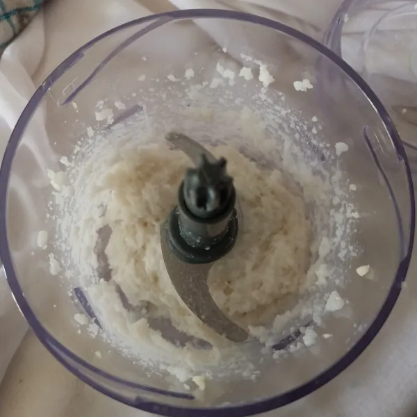 Haluskan nasi dan bawang putih pakai chopper