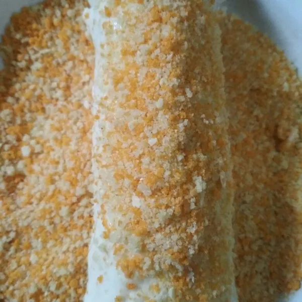 Gulingkan di tepung panir hingga rata, masukkan kedalam kulkas sebelum di goreng.