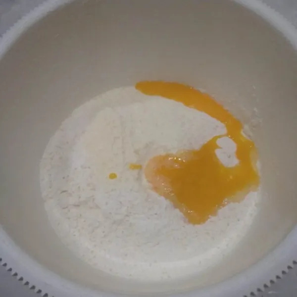 Campurkan tepung terigu, susu bubuk, gula pasir dan kuning telur. Aduk rata.