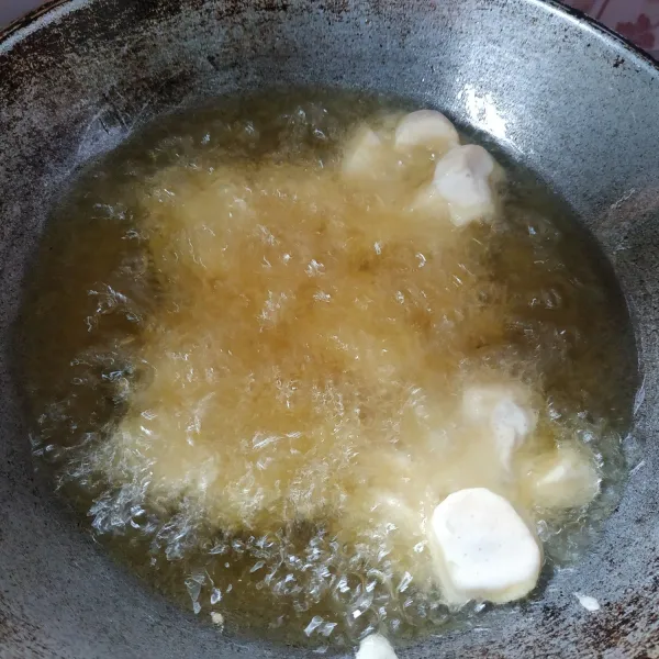 Panaskan minyak goreng secukupnya, masukkan adonan goreng hingga matang.