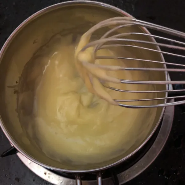 Didihkan custard sampai mengental lalu beri vanila dan mentega. Sisihkan taruh plastik dalam kulkas