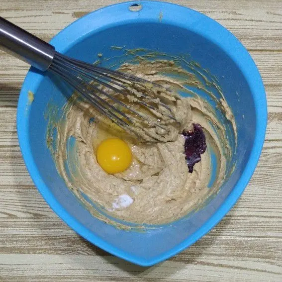 Masukkan telur, pasta red velvet, pewarna merah, dan vanili. Aduk kembali sebentar asal rata.