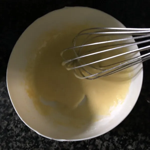 Kocok kuning telur dan gula sampai pucat, masukkan susu cair hangat aduk-aduk lalu saring beri tepung terigu & maizena