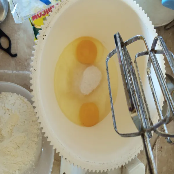 Mixer telur dan gula sampai asal tercampur